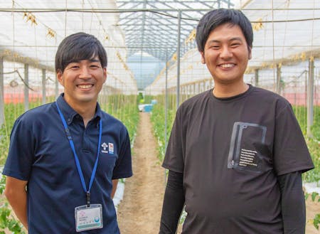 長井市農林課の渋谷さん（左）と先輩協力隊の坂本さん（右）