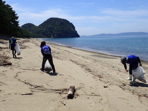 みんなでビーチクリーン活動♪