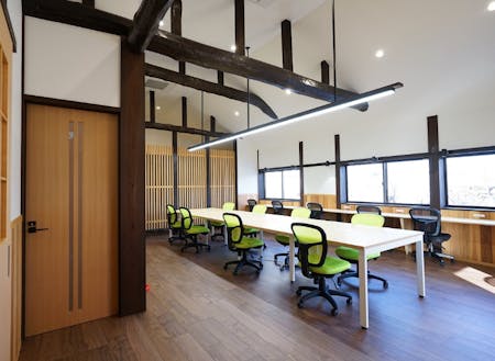 複合機、シュレッダー、作業机、冷蔵庫、 電子レンジ等完備