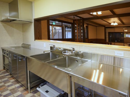 業務用冷蔵庫、冷凍庫、食器棚、 オーブンレンジ、コンロ等完備