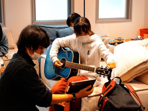 メンターからテクノロジー機材の使い方を学ぶことができるので、安心して音楽機材を楽しむ子どもの様子。