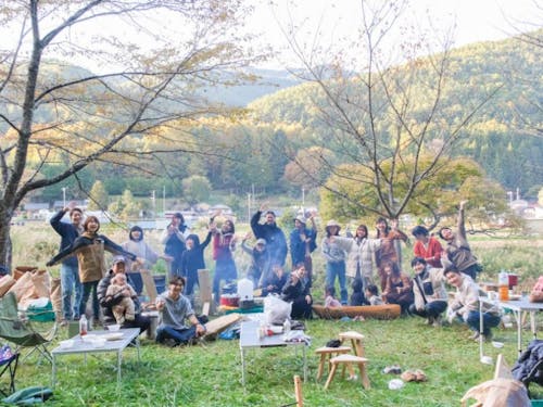 10月開催の様子。焚火を囲んで楽しい昼食。