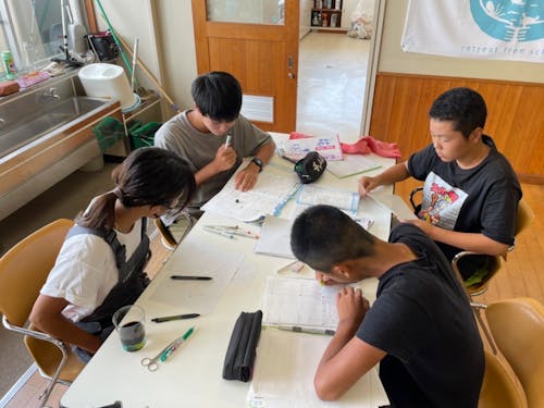 勉強する子どもたち