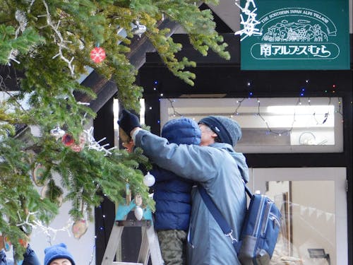 日中、ワークショップでオーナメントを作り、自分たちで飾り付けをします