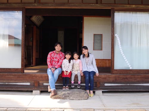 Uターンした西本ファミリー。家族で畑を楽しみながらワイワイ暮らしている。