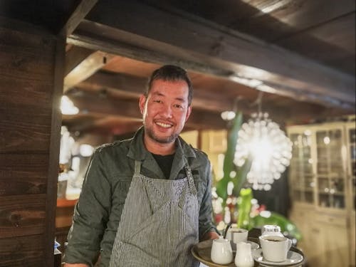 司会進行：松尾敏正。大阪から9年前に真庭市に孫ターン。家族5人で真庭市のまちに住んでいる。