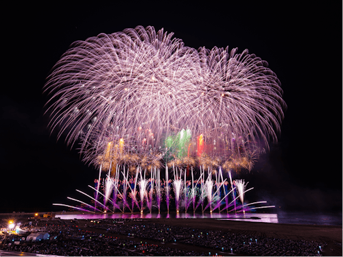 ぎおん柏崎まつり海の大花火大会にて海上から打ち上げられる花火