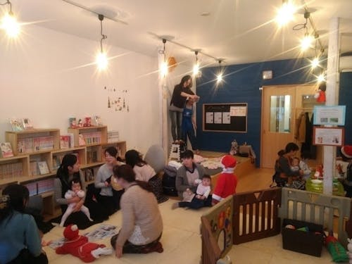 ベビーマッサージやヨガ、子供英会話などのプログラムを企画