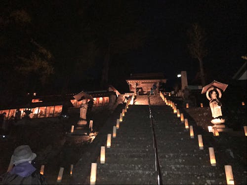 高遠は歴史と文化のまち、先日は経木灯ろうでお寺をライトアップし、幻想的な美しさでした
