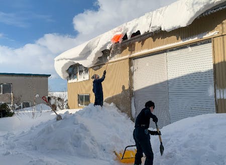 朝は皆で雪片付け。最初は腰が痛くなるかもしれませんが、コツをつかむとサクサク片付けられます。ぜひぜひ我々の雪片付けスキルを習得してくださいね。