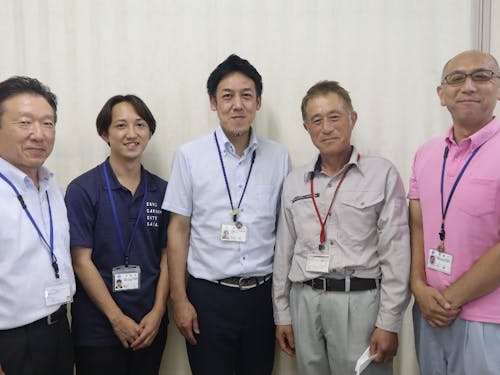 西海市役所“緑の産業未来班”のメンバー。左端が林政一筋38年の里中さん。経験・人脈豊かな頼れる“森の専門家”