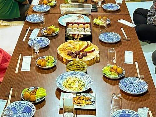 ご飯も楽しみの一つ。美味しい食材はもちろん、郷土料理やお酒もおいしいものがいっぱいです。皆で楽しみましょう!