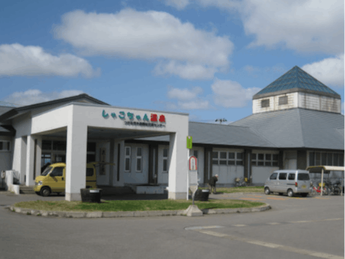 つがる市役所の目の前にはしゃこちゃん温泉もあります。