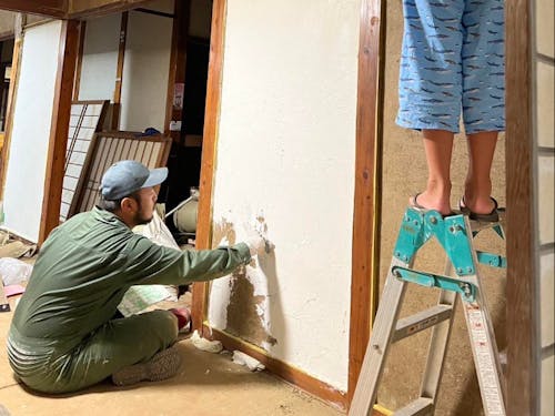 自宅をDIYする加藤隊員