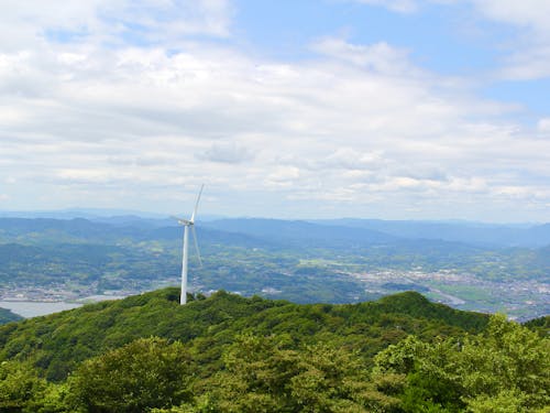 風車と町が見える光景