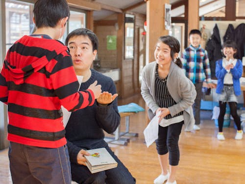 コミュニケーション教育の授業で、演じて表現する子どもたち