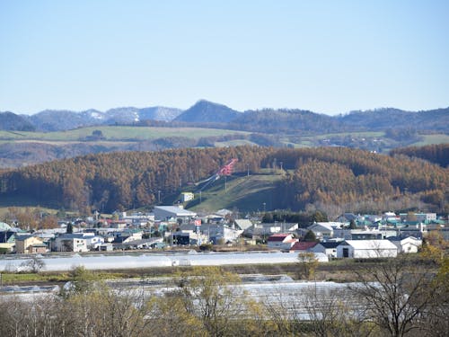 市街地の目の前に大自然が広がっています。