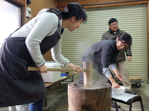 近所の農家さんの家族行事におじゃまして、一家と一緒に餅つき
