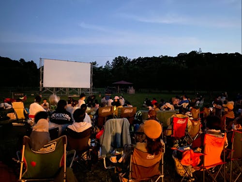 安部さんが取組む映画上映会の様子。夏には写真のように野外上映も。