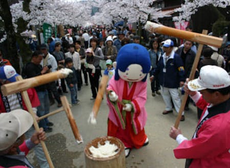 新庄村イメージキャラクター「ひめっ子」の着ぐるみを着て、華麗に餅つき！新庄村役場職員の芸当。さすがです。年の半分は餅をついている、、ようです。