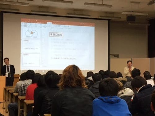 大学で講義することも。