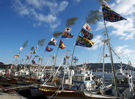 県下有数の漁獲高を誇る、漁業が盛んな坊勢島の港には、たくさんの漁船が並んでいます。