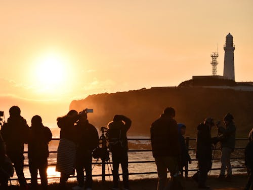 日本一早い初日の出には毎年多くの見物客が訪れる