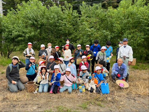 新山小のキノコ狩りは地域のキノコ名人と一緒に！赤松林にはマツタケが！！