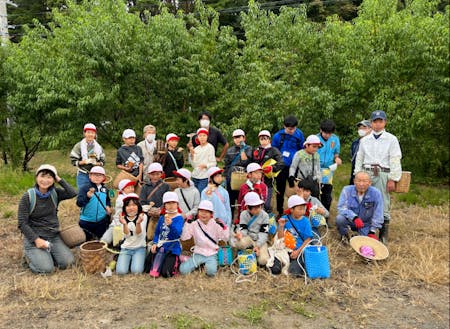 新山小のキノコ狩りは地域のキノコ名人と一緒に！赤松林にはマツタケが！！