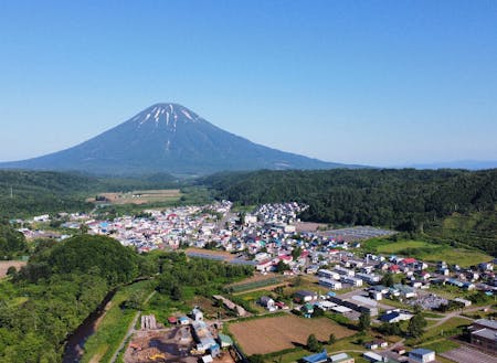 羊蹄山のそばののどかな町。この写真のなかにも空き家はたくさんあります。