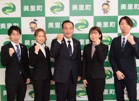 着任当初の2022年4月の写真。中央は相澤清一町長です。