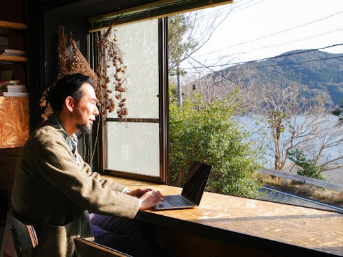 景色を眺めながらコワーキングスペースでリモートワーク
