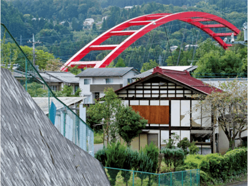 移住PRポスターの撮影と制作も協力隊でやっています(秩父のシンボルの橋をテーマに撮影しました)