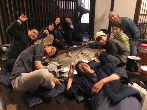 イベント時、広間で団欒。囲炉裏の周りで話が弾みます