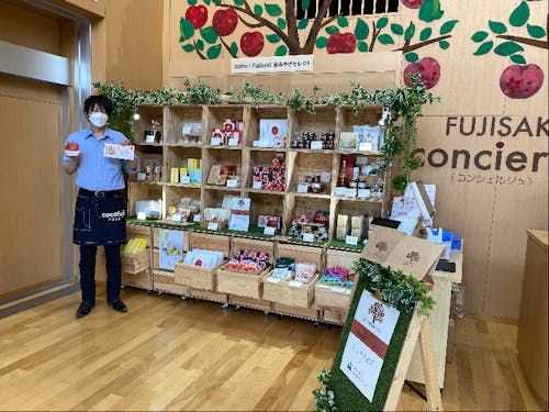 ふじさき食彩テラスで町の情報発信や各種案内を行っているふじさきコンシェルジュ