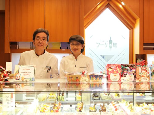 真狩さん夫婦 長年二人三脚で店舗を切り盛りしてきました。