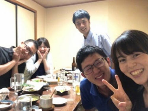 役場同期とはしゃぐ山本さん(右から2番目)