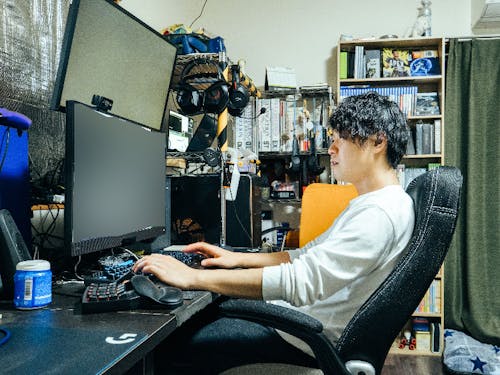 仕事は在宅にて行っている江口弾さん