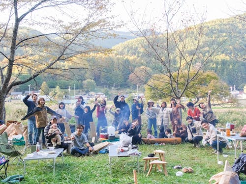 都心の家族と地域住民が混ざり合うキャンプ