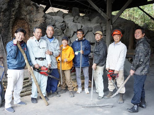 お師匠たち(備長炭製炭指導者の会)と町の担当者と私