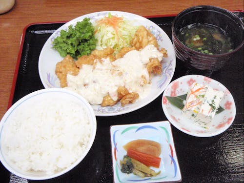 食堂では椎葉産の食材を使ったボリューム満点の定食も