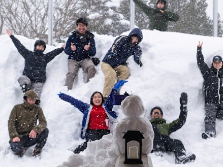 雪を楽しむ雪中運動会を地域内外の若者で企画したイベントの様子