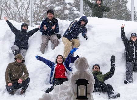 雪を楽しむ雪中運動会を地域内外の若者で企画したイベントの様子