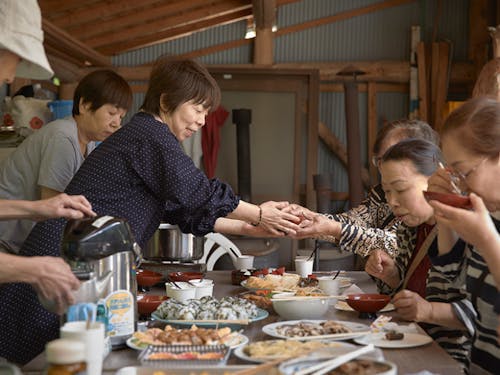 週に一度、地域住民により開催される”青空サロン”