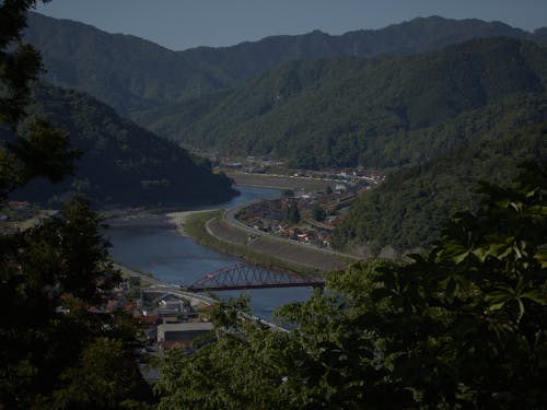 山々に囲まれ、江の川(ごうのかわ)沿いに集落があります。