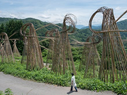 ニコライ・ポリンスキー「Bamboo Waves」2017年（八坂地区の竹を使って、地元住民と作家が一緒になって作り上げた作品）