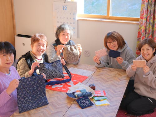 さまざまな世代が交流しながら、和気あいあいとした やわらかい雰囲気の職場です♪