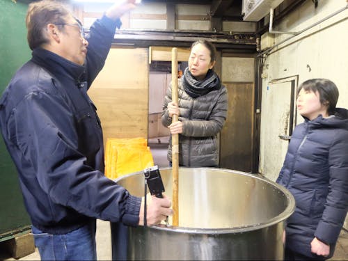杜氏さんの作業を手伝いながら、酒仕込みのことを教えてもらえます。
