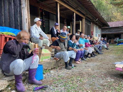 集落での作業時の休憩の様子。都会と田舎の交差点となる場所です