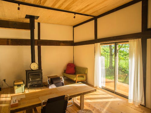 夏のリビング。無垢杉の床に寝転んで吹き抜ける風を感じるのは最&高